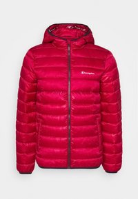 Rød polstret jakke med hætte, lynlås lukning og kontrastfarvet mørk trim. Har et logo på venstre bryst og quiltet tekstur.