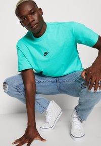 Nike Sportswear TEE - T-shirt básica - light menta