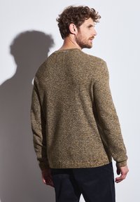 Hnědé a šedé melírované pletené svetr s dlouhými rukávy a žebrovaným lemem, zobrazený zezadu s kulatým výstřihem a texturovanou tkaninou.