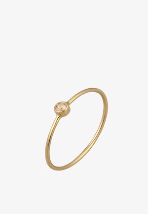 Tyndt guld ring med en lille rund klar ædelsten sat i en kantet indfatning på en ensfarvet hvid baggrund.