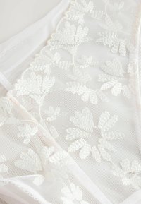 BRAZILIAN - Siaurikės - cream
