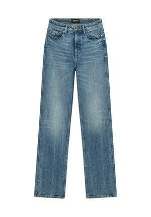 Vaqueros de mezclilla azul claro con corte recto, presentan un diseño de cinco bolsillos y cierre de cremallera con botón. Textura desgastada en toda la prenda.