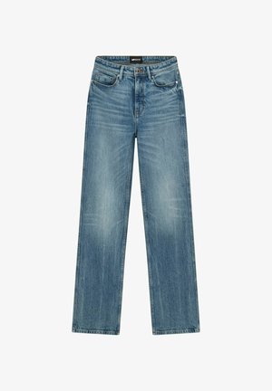 Vaqueros de mezclilla azul claro con corte recto, presentan un diseño de cinco bolsillos y cierre de cremallera con botón. Textura desgastada en toda la prenda.