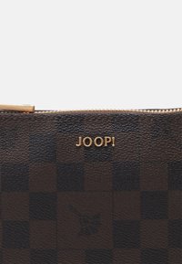 Brun rutigt mönstrad zip-fodral med texturerad yta och guldtonad "JOOP!"-logotyp. Har en matchande dragkedja med guldhårdvara.