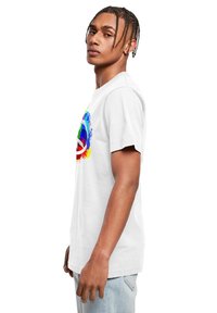 Hvid bomulds t-shirt med et farverigt grafisk print, der viser et fredssymbol omgivet af stænk i rød, blå, grøn og gul.