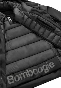 Interno di una giacca a vento nera con una texture trapuntata, tessuto liscio e un prominente logo "Bomboogie". Include dettagli con tasche con cerniera.