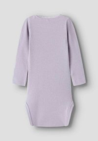 Lavendli soonikkoes pikkade varrukatega kleit, ümara kaelusega ja pitsilise äärisega krae juures. Disainis on küljes lõhikuid liikumisvabaduse tagamiseks.