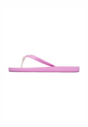 Rosa flip-flop med en texturerad gummisula, med ett tunt, flexibelt rem i en ljusare nyans och en liten, triangel-formad logotyp på remmen.