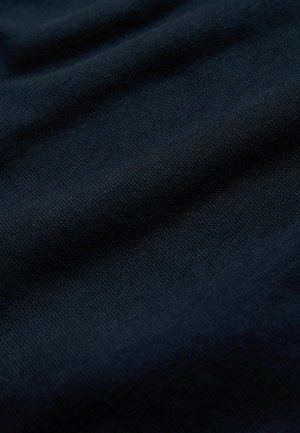 Tmavě modrá texturovaná tkanina s měkkým, tkaným povrchem, vykazující jemné variace a záhyby, což naznačuje, že jde o lehký textilní materiál.