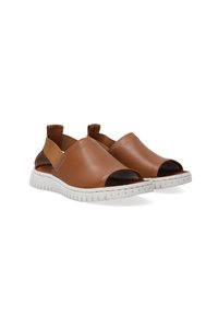 Bruine leren sandalen met open tenen, voorzien van een witte rubbere zool en elastische zijaccenten voor eenvoudig aan- en uittrekken. Gladde afwerking met stikdetails.