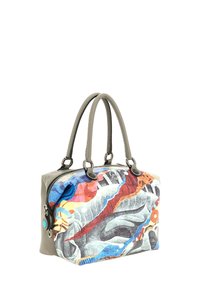 Borsa grigia con motivo astratto multicolore, materiale liscio, doppi manici e chiusura con zip superiore. Presenta un accento decorativo blu.