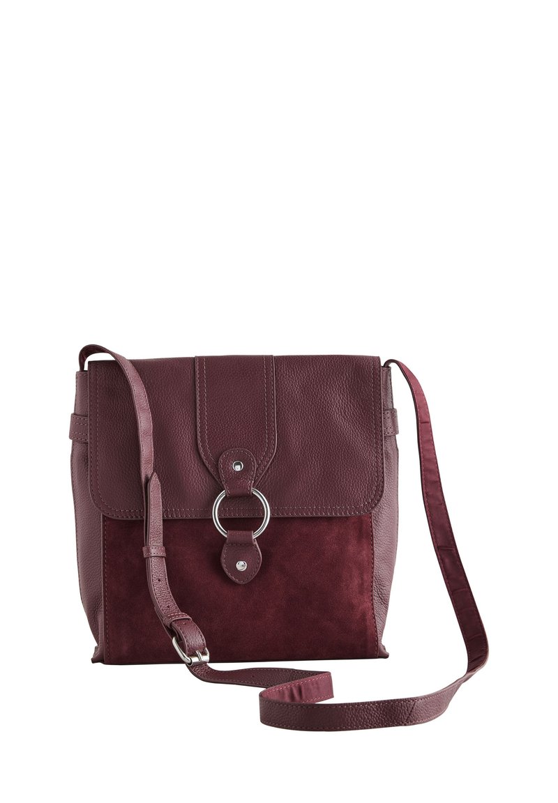 Bordeauxrode leren en suède crossbodytas met klepsluiting, voorzien van een ronde metalen accenten en verstelbare band. Geringe textuur.