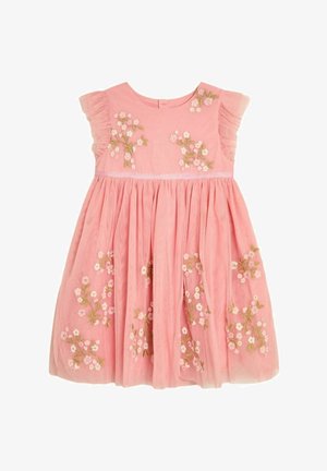 Ružičasta haljina od mekog materijala s izvezenim cvjetnim uzorcima u bijeloj i zlatnoj boji, s kratkim nabranim rukavima i skupljenom suknjom.