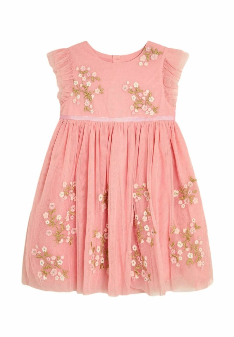 Robe rose en tissu doux avec des motifs floraux brodés en blanc et or, dotée de manches courtes à volants et d'une jupe froncée.