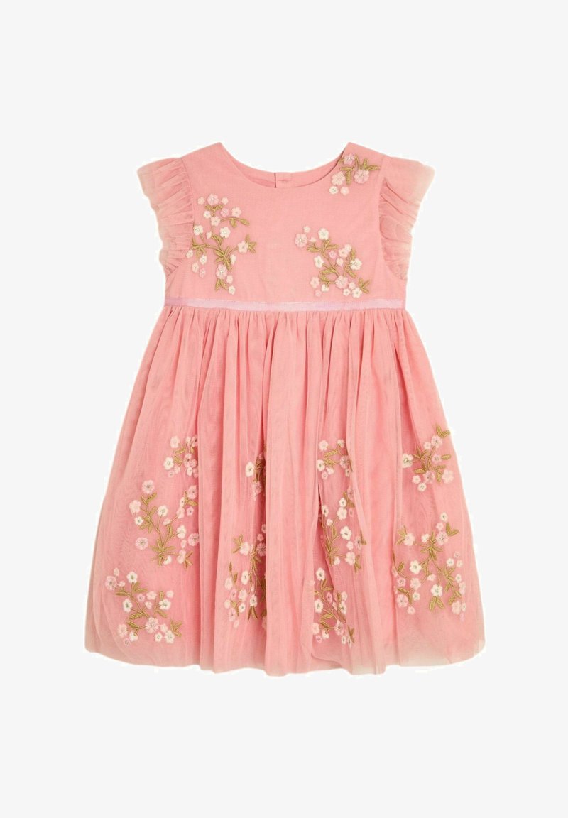 Ružové šaty vyrobené z mäkkej tkaniny s vyšívanými kvetinovými vzormi v bielej a zlatej farbe, s krátkymi volánovými rukávmi a nariasenou sukňou.