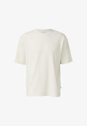 Schlichtes weißes T-Shirt mit kurzen Ärmeln und Rundhalsausschnitt, lockerem Schnitt und kleinem Markenlabel nahe dem Saum vor weißem Hintergrund.