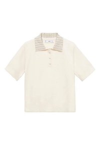 Kurzärmliges cremefarbenes Strick-Polohemd mit gepunktetem Kragen und vier mit Stoff überzogenen Knöpfen an der Vorderleiste.