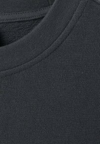 Tmavě šedá mikina s hrubou texturou, kulatým výstřihem a viditelným prošitím v blízkosti límce.