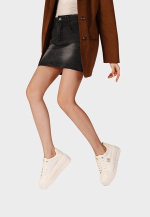Queen Helena, X35-11 - Sneakers basse - beige
