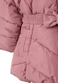 Giacca imbottita rosa con vita regolabile, cinturino in vita e cuciture diagonali. Il materiale ha una consistenza liscia e lucida.