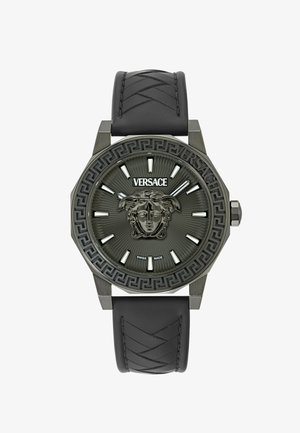 Reloj Versace con correa de silicona negra, caja metálica octagonal, esfera gris con el emblema de Medusa y marcadores de hora audaces. Fabricado en Suiza.