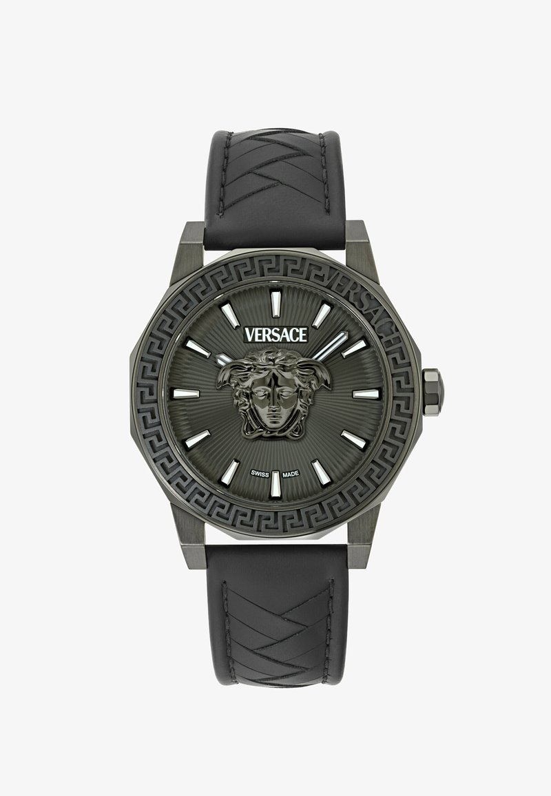 Versace kell, musta silikoonkrae, kaheksanurkne metallkorpus, hall kelladial, millel on Medusa emblem ja järkjärgulised tunni markerid. Šveitsi kvaliteet.
