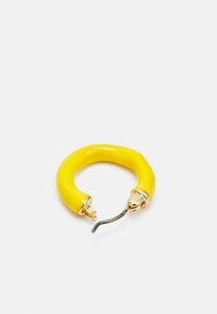 Brinco de argola amarelo em esmalte com um design suave e curvo. Apresenta hardware em tom de ouro e um fecho de gancho único.