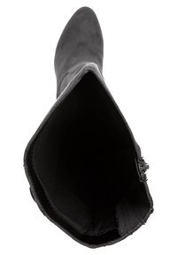 Botín de ante negro con punta afilada y un forro interior suave. Cuenta con una cremallera lateral para un acceso fácil. Textura suave y diseño elegante.