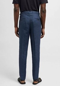 Pantaloni di lino blu navy con una vestibilità ampia, dotati di due tasche posteriori e design a gamba dritta, arricchiti da delicate cuciture verticali.