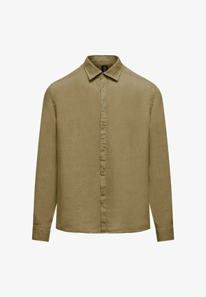 Koszula oliwkowa z długim rękawem, zapinana na guziki, z kołnierzykiem, o prostym kroju i mankietach zapinanych na jeden guzik, przedstawiona na białym tle.