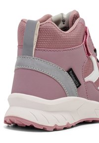 Rosa und graue High-Top-Sneaker mit strukturiertem Obermaterial, weißen Akzenten, Gummisohle und einem schwarzen Markenetikett an der Seite.