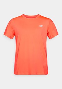 Kirkas oranž lühikeste varrukatega spordit-särk, mille vasakul rinnal on väike valge New Balance logo, esitatud üheltoonilisel taustal.