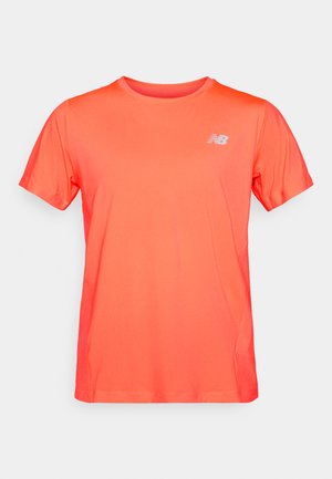 T-shirt de sport orange vif à manches courtes avec un petit logo blanc de New Balance sur la poitrine gauche, présenté sur un fond uni.