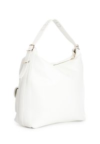 Bolso de mano de cuero sintético blanco con una textura suave, que presenta un diseño curvado, correa ajustable y un cierre de cremallera en tono dorado.