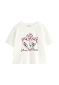 Vit bomulls t-shirt med lös passform, prydd med en rosa grafisk design av ett hjärta, Eiffeltornet och texten "Mon Amour Paris."