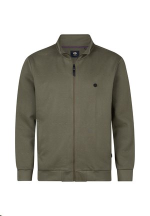 Chaqueta con cremallera color verde oliva con un diseño texturizado en espiga, que incluye un logo negro, cuello alto y puños y bajos acanalados.