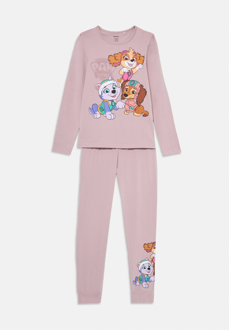 Haut à manches longues pour enfants de couleur mauve clair et pantalon avec des chiots cartoon de Paw Patrol colorés imprimés sur la poitrine et la jambe inférieure.