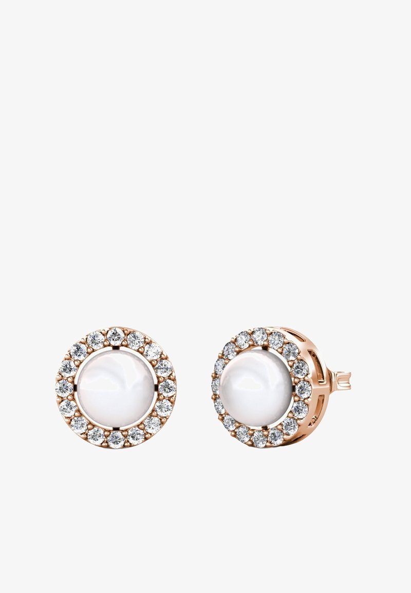 Boucles d'oreilles rondes mettant en valeur une perle blanche centrale entourée d'un halo de strass transparents, montées en métal rose doré.