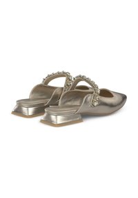 Metallieke gouden slingback schoenen met een vierkante hak, voorzien van een juwelenband en een gladde textuur, ontworpen met een open achterkant.