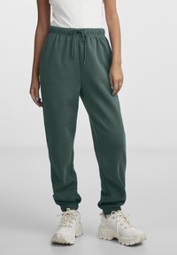 Pieces PCCHILLI PANTS - Joggebukse - trekking green