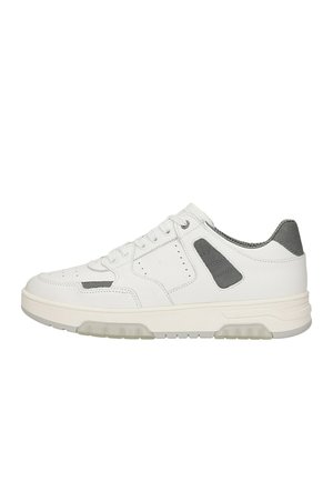 Weißer Sneaker mit niedrigem Schaft, grauen Akzenten, Schnürverschluss und dicker Gummisohle, von der Seite vor weißem Hintergrund gezeigt.