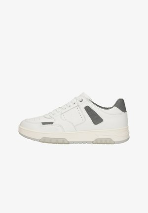 Sneaker blanche basse avec des accents gris, fermeture à lacets et semelle épaisse en caoutchouc, vue de côté sur fond blanc.