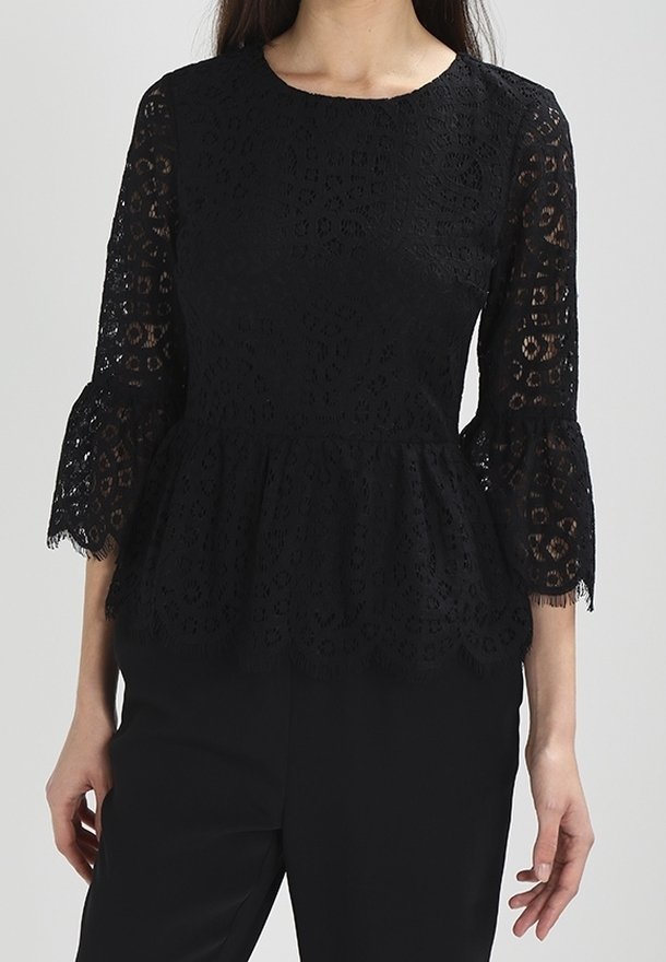 Černý krajkový peplum top se třičtvrtečními rukávy, s vlněným lemem, složitými květinovými vzory a kulatým výstřihem. Hladká textura.