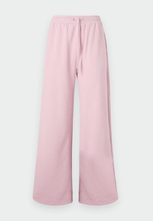 Lichtroze wijde broek met een elastische tailleband en trekkoorddetails, tentoongesteld tegen een neutrale achtergrond.