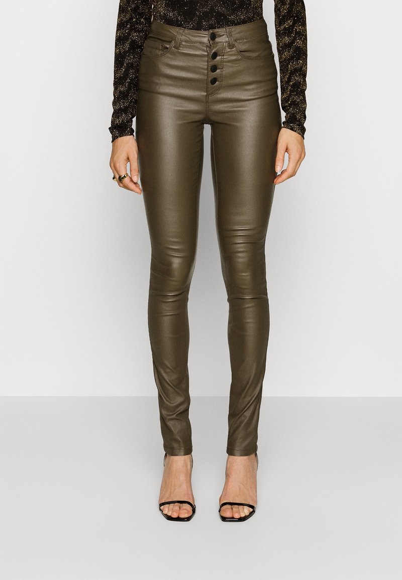 Olijfgroene broek van kunstleer met een hoge taille, vijfknopsluiting en een slanke pasvorm. Afgewerkt met een gladde textuur.