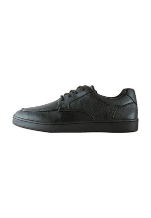 Schwarzer Leder-Sneaker mit niedrigem Schaft, Schnürverschluss und strukturierter Oberfläche, seitlich auf weißem Hintergrund betrachtet.