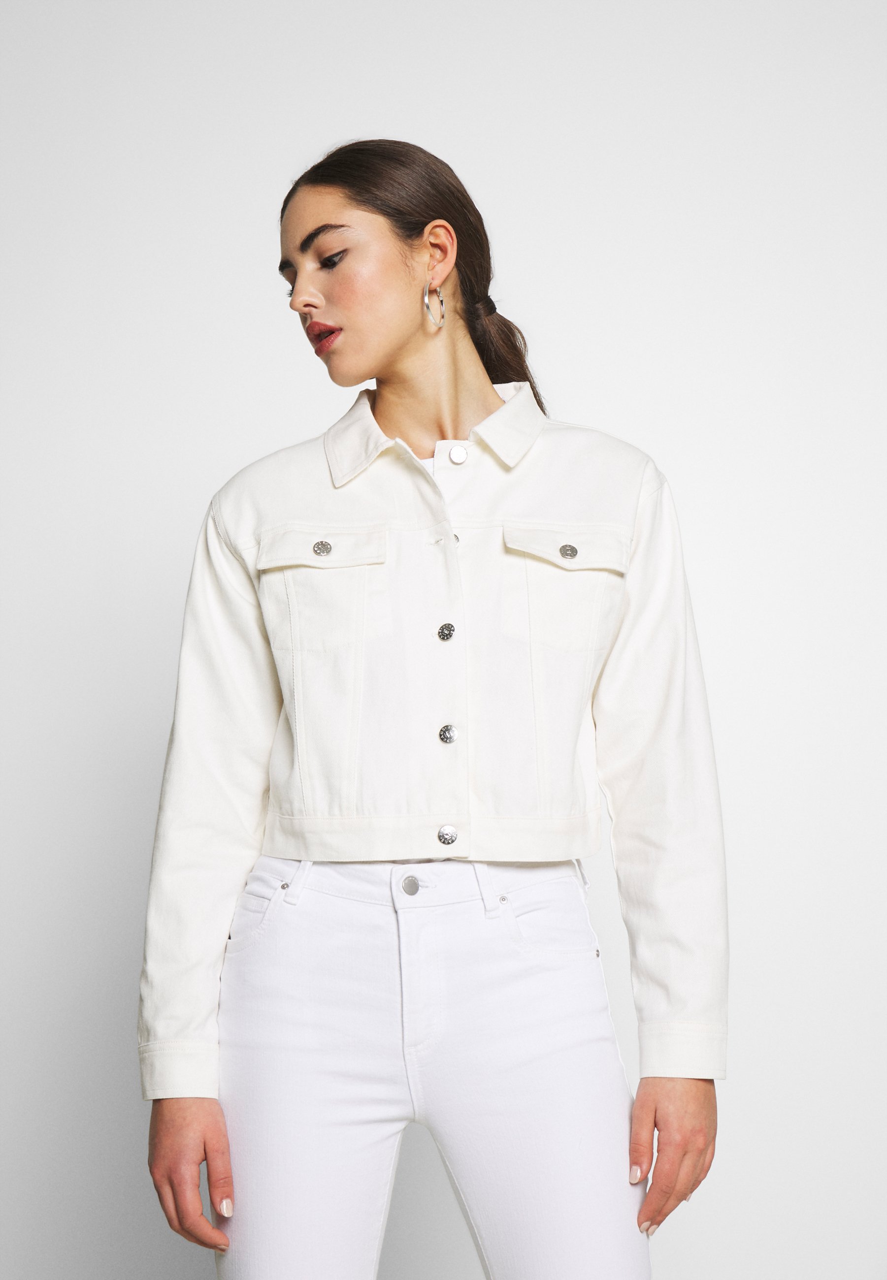 Nly by Nelly CROPPED TRUCKER JACKET Jeansjacka white Nly by Nelly CROPPED Skjorta beige Zalando.se