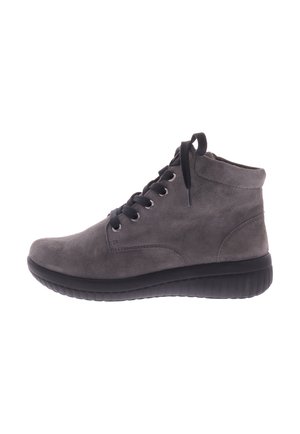 Grijze suede enkellaarsjes met zwarte veters, ronde neus, gewatteerde kraag en een gestructureerde rubberen zool voor extra grip.