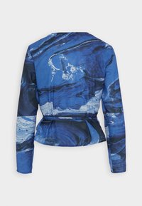 Maglia a maniche lunghe con un motivo marmorizzato blu, realizzata in tessuto morbido, con vita a peplo e scollatura tonda sul retro.
