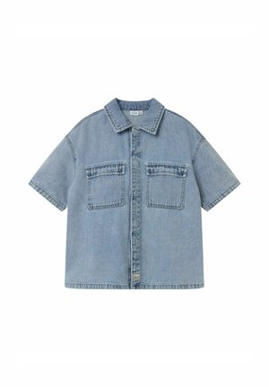Ljusblå kortärmad denimskjorta med spetskrage, två bröstfickor och rak passform. Mjuk textur med sydda detaljer.